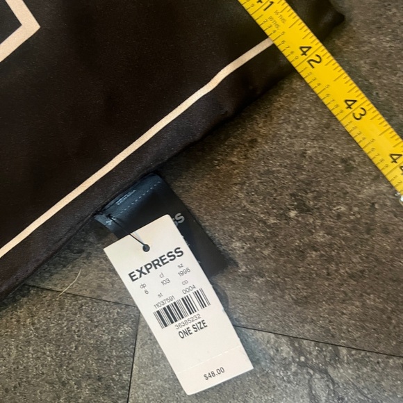 NWT Express. OS Scarf/Wrap in Beautiful Floral Design - Picture 6 of 9